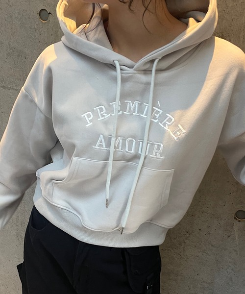 ROGER AND RAW(ロジャーアンドロウ)の「ロゴ刺繍ショートスウェットフーディー(スウェット・レディース・チャコールグレー/ブラック/スモークピンク/ライトグレー・FREE)」の11枚目の写真