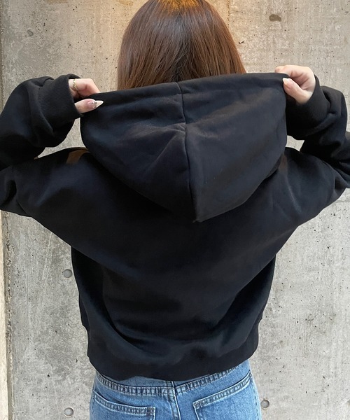 ROGER AND RAW(ロジャーアンドロウ)の「ロゴ刺繍ショートスウェットフーディー(スウェット・レディース・チャコールグレー/ブラック/スモークピンク/ライトグレー・FREE)」の18枚目の写真