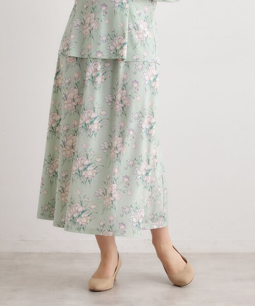 LAURA ASHLEY(ローラアシュレイ)の「【ウエストゴム仕様/洗える/ジャージ素材/同柄アイテムあり】サトクリフ チューリップス柄スカート(スカート・レディース・グリーン系1/ネイビー系・38/40)」の1枚目の写真