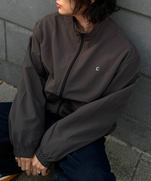 COVERNAT（カバーナット）の「[SOOBIN着用] NYLON TRACK JACKET（ナイロンジャケット・メンズ・ブラック/ピンク系その他/チャコールグレー・X-SMALL/SMALL/MEDIUM/LARGE/X-LARGE/XX-LARGE）」の2枚目の写真