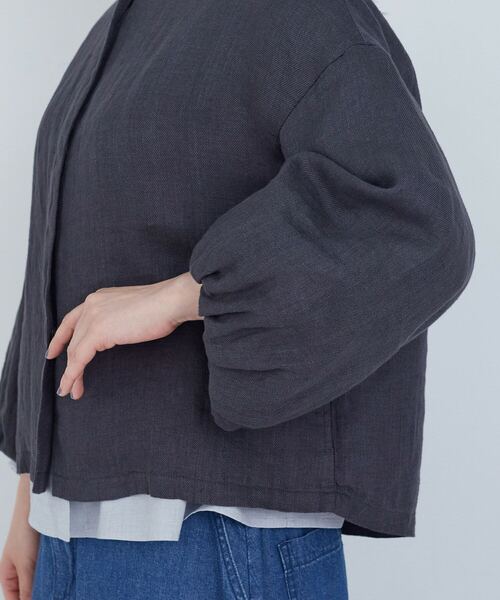 ADIEU TRISTESSE（アデュートリステス）の「リネンボリュームスリーブジャケット（ノーカラージャケット・レディース・キナリ/チャコールグレー・38）」の20枚目の写真