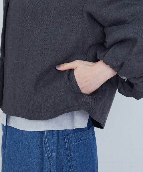 ADIEU TRISTESSE（アデュートリステス）の「リネンボリュームスリーブジャケット（ノーカラージャケット・レディース・キナリ/チャコールグレー・38）」の21枚目の写真