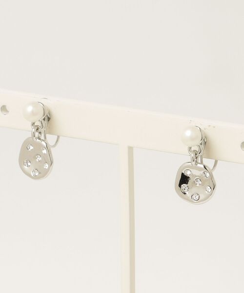 itam（アイタム）の「メタルシリーズ メタル×ビジュー パール ノンホールピアス（イヤリング・レディース・シルバー/ゴールド・FREE）」の2枚目の写真