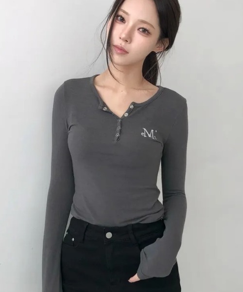 MUCENT（ムセント）の「【日本未発売/WEB限定】MUCENT(ムセント)/スナップボタン スリム フィット ロングスリーブ Tシャツ/NELLO SNAP BUTTON LONG SLEEVE T（Tシャツ/カットソー・レディース・ブラック/チャコールグレー/ホワイト・FREE）」の3枚目の写真