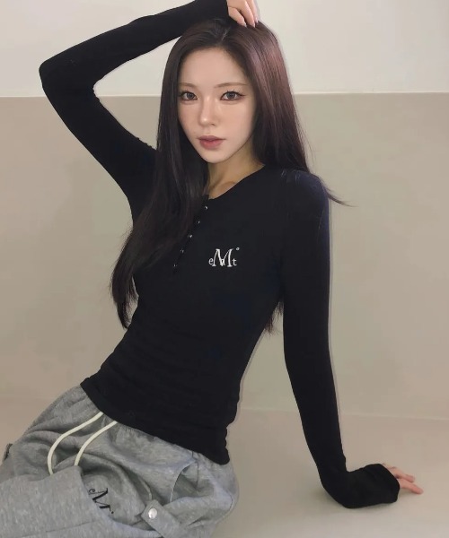 MUCENT（ムセント）の「【日本未発売/WEB限定】MUCENT(ムセント)/スナップボタン スリム フィット ロングスリーブ Tシャツ/NELLO SNAP BUTTON LONG SLEEVE T（Tシャツ/カットソー・レディース・ブラック/チャコールグレー/ホワイト・FREE）」の6枚目の写真