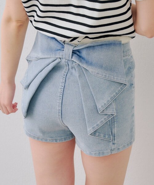 continuer de NICE CLAUP（コンティニューデナイスクラップ）の「後リボンデニムショートパンツ（デニムパンツ・レディース・ブルー/ブラック/ケミカルウォッシュ・FREE）」の3枚目の写真