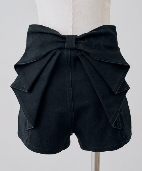 continuer de NICE CLAUP（コンティニューデナイスクラップ）の「後リボンデニムショートパンツ（デニムパンツ・レディース・ブルー/ブラック/ケミカルウォッシュ・FREE）」の2枚目の写真