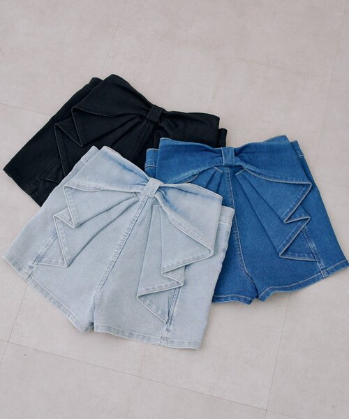 continuer de NICE CLAUP（コンティニューデナイスクラップ）の「後リボンデニムショートパンツ（デニムパンツ・レディース・ブルー/ブラック/ケミカルウォッシュ・FREE）」の9枚目の写真