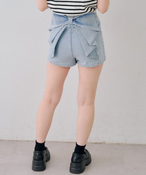 continuer de NICE CLAUP（コンティニューデナイスクラップ）の「後リボンデニムショートパンツ（デニムパンツ・レディース・ブルー/ブラック/ケミカルウォッシュ・FREE）」の6枚目の写真