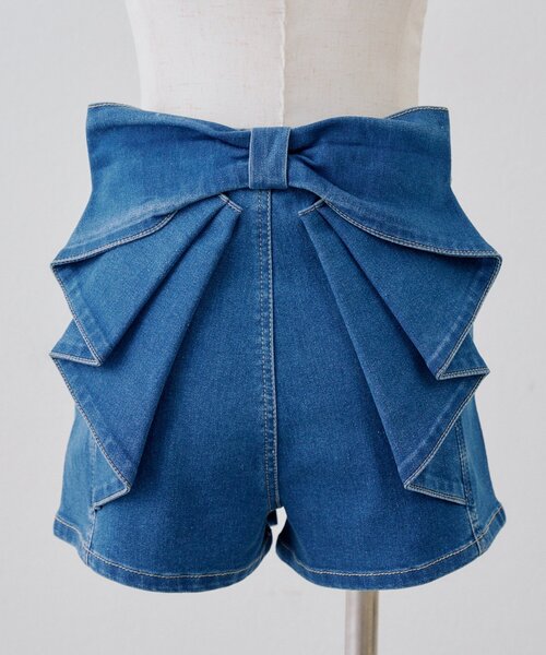 continuer de NICE CLAUP(コンティニューデナイスクラップ)の「後リボンデニムショートパンツ(デニムパンツ・レディース・ブルー/ブラック/ケミカルウォッシュ・FREE)」の3枚目の写真