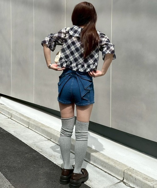 continuer de NICE CLAUP(コンティニューデナイスクラップ)の「後リボンデニムショートパンツ(デニムパンツ・レディース・ブルー/ブラック/ケミカルウォッシュ・FREE)」の20枚目の写真