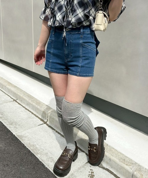continuer de NICE CLAUP(コンティニューデナイスクラップ)の「後リボンデニムショートパンツ(デニムパンツ・レディース・ブルー/ブラック/ケミカルウォッシュ・FREE)」の22枚目の写真