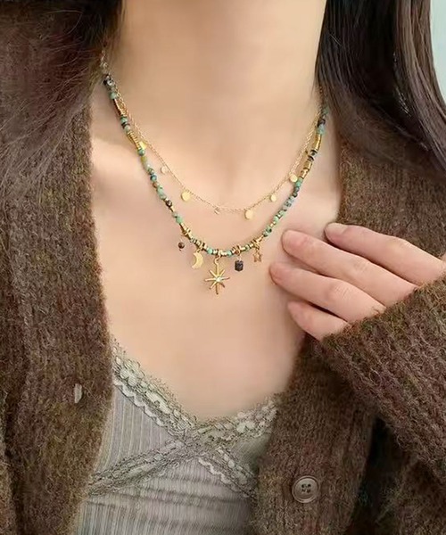 BARELY BLUE(ベアリーブルー)の「【 BARELY BLUE / ベアリーブルー 】 レイヤード ビーズ チャーム ネックレス(ネックレス・レディース・エメラルド・FREE)」の2枚目の写真