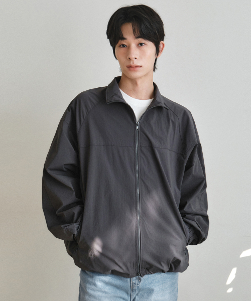 WEDNESDAY OASIS(ウェンズデーオアシス)の「テンパードウィンドブレーカー_CHARCOAL(W25OT09)(ナイロンジャケット・メンズ・ダークグレー・FREE)」の2枚目の写真