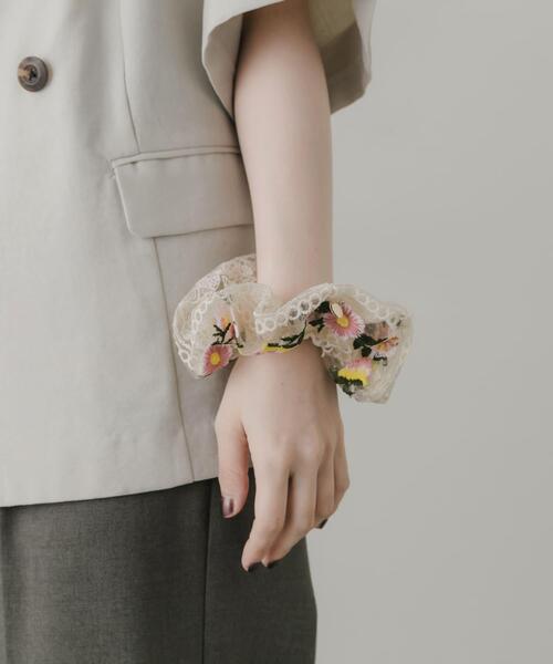 SMELLY（スメリー）の「フラワーシシュウレースシュシュ（シュシュ・レディース・ホワイト系その他・-）」の2枚目の写真