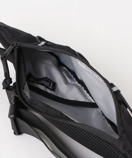 THRASHER（スラッシャー）の「【THRASHER/スラッシャー】2Way ボトルストラップ付き ウエストバッグ スリングバッグ（ボディバッグ/ウエストポーチ・メンズ・ブラック・FREE）」の4枚目の写真