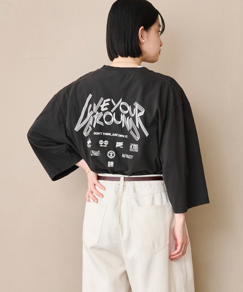 kha:ki（カーキ）の「「KHA:KI / カーキ」7th TEE -LIVE YOUR GROUND-（Tシャツ/カットソー・レディース・ホワイト/ブラック/オフホワイト・1）」の3枚目の写真