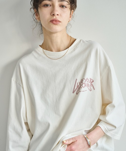 kha:ki（カーキ）の「「KHA:KI / カーキ」7th TEE -LIVE YOUR GROUND-（Tシャツ/カットソー・レディース・ホワイト/ブラック/オフホワイト・1）」の5枚目の写真