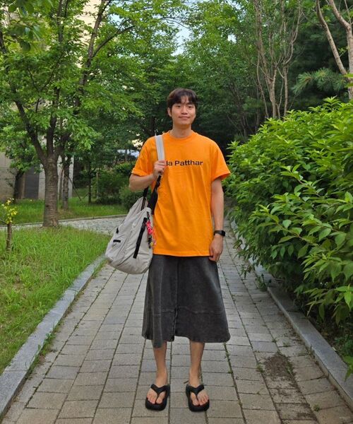KALAPATTHAR（カラパタール）の「シグネチャーロゴ ルーズフィット Tシャツ - オレンジ（Tシャツ/カットソー・メンズ・その他・MEDIUM/LARGE/X-LARGE）」の8枚目の写真