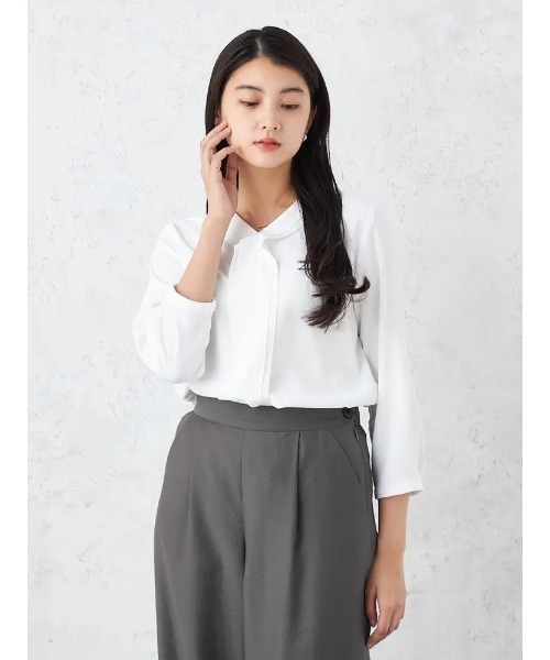 HARUYAMA(ハルヤマ)の「2WAYアクセ付きフリルブラウス カットソー ソフィーチェ 通年【SOFFICE】(シャツ/ブラウス・レディース・オフホワイト/ライトグレー/ネイビー・S/L/LL/M)」の1枚目の写真