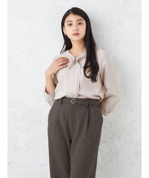 HARUYAMA(ハルヤマ)の「2WAYアクセ付きフリルブラウス カットソー ソフィーチェ 通年【SOFFICE】(シャツ/ブラウス・レディース・オフホワイト/ライトグレー/ネイビー・S/L/LL/M)」の2枚目の写真