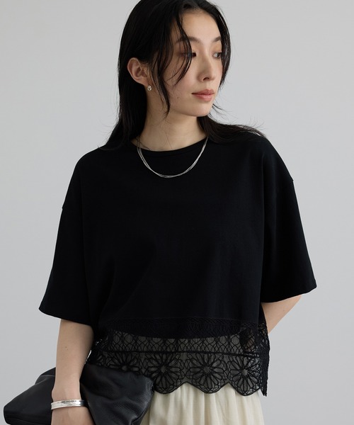 SALON adam et rope'(サロン アダム エ ロペ)の「アラベスクスカラップレースTシャツ(Tシャツ/カットソー・レディース・オフホワイト/ブラック・FREE)」の2枚目の写真