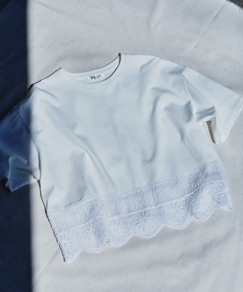 SALON adam et rope'(サロン アダム エ ロペ)の「アラベスクスカラップレースTシャツ(Tシャツ/カットソー・レディース・オフホワイト/ブラック・FREE)」の4枚目の写真