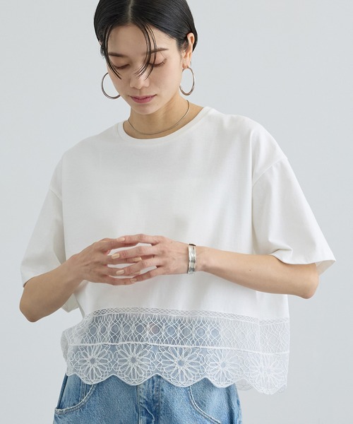 SALON adam et rope'(サロン アダム エ ロペ)の「アラベスクスカラップレースTシャツ(Tシャツ/カットソー・レディース・オフホワイト/ブラック・FREE)」の3枚目の写真
