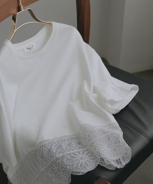 SALON adam et rope'(サロン アダム エ ロペ)の「アラベスクスカラップレースTシャツ(Tシャツ/カットソー・レディース・オフホワイト/ブラック・FREE)」の7枚目の写真