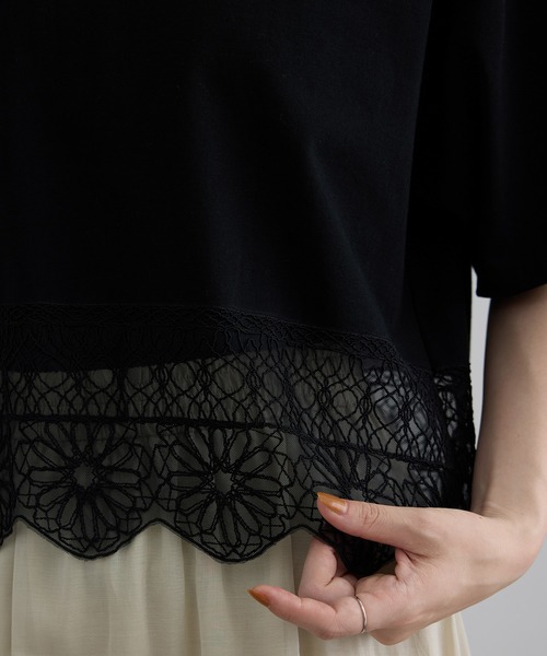 SALON adam et rope'(サロン アダム エ ロペ)の「アラベスクスカラップレースTシャツ(Tシャツ/カットソー・レディース・オフホワイト/ブラック・FREE)」の12枚目の写真