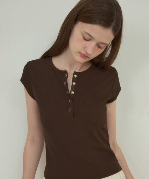 OURNOSTALGIA(アワー ノスタルジア)の「Vintage Snap henryneck t-shirt_Brown(O25-TP12)(Tシャツ/カットソー・レディース・ブラウン・FREE)」の1枚目の写真