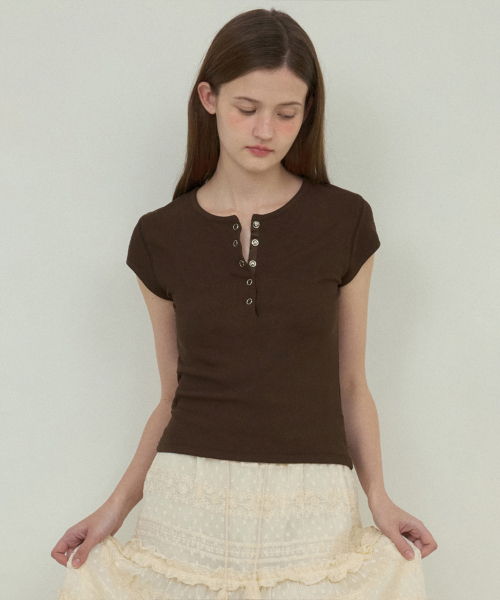 OURNOSTALGIA(アワー ノスタルジア)の「Vintage Snap henryneck t-shirt_Brown(O25-TP12)(Tシャツ/カットソー・レディース・ブラウン・FREE)」の2枚目の写真