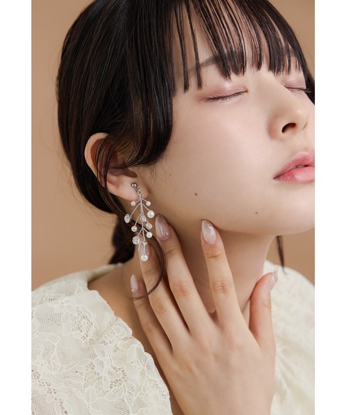 niana(ニアナ)の「パールビジューブランチイヤリング ゴールド シルバー 結婚式 二次会 同窓会 成人式 パーティー お呼ばれ オケージョン フォーマル(イヤリング・レディース・シルバー/ゴールド・FREE)」の3枚目の写真