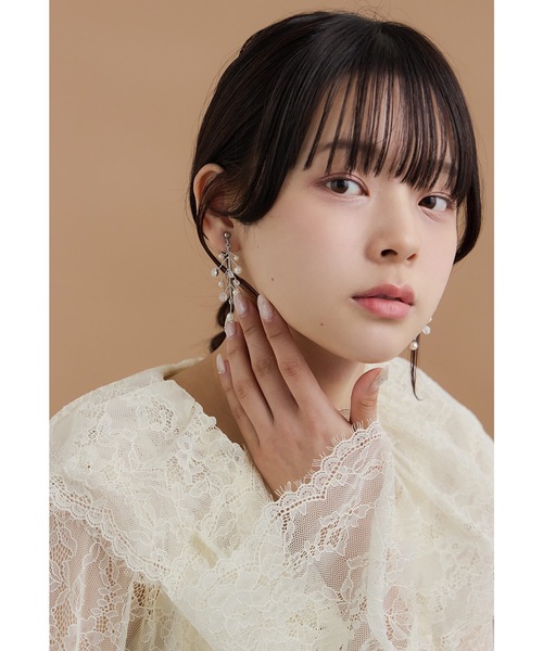 niana(ニアナ)の「パールビジューブランチイヤリング ゴールド シルバー 結婚式 二次会 同窓会 成人式 パーティー お呼ばれ オケージョン フォーマル(イヤリング・レディース・シルバー/ゴールド・FREE)」の5枚目の写真