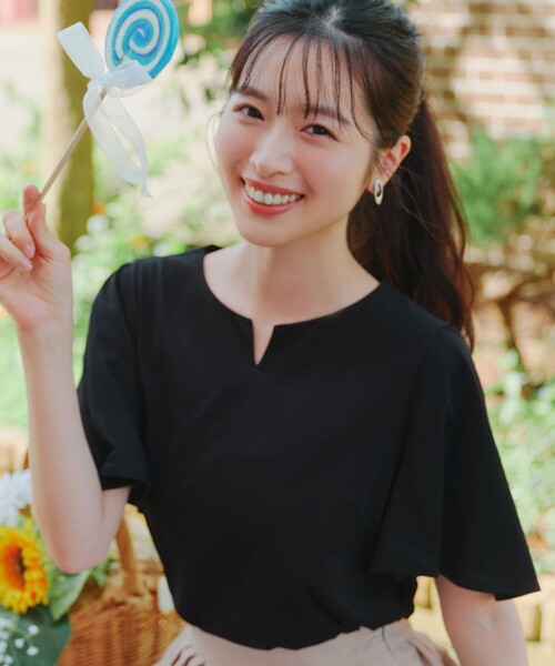Tiaclasse(ティアクラッセ)の「【おのののかさん着用】「サマケア」キーネックフレアスリーブトップス(Tシャツ/カットソー・レディース・ブラック/グレイッシュベージュ/グリーン/ピンク/オフホワイト・XL/XXL)」の8枚目の写真
