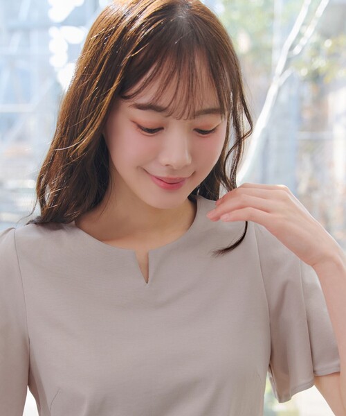 Tiaclasse(ティアクラッセ)の「【おのののかさん着用】「サマケア」キーネックフレアスリーブトップス(Tシャツ/カットソー・レディース・ブラック/グレイッシュベージュ/グリーン/ピンク/オフホワイト・XL/XXL)」の22枚目の写真