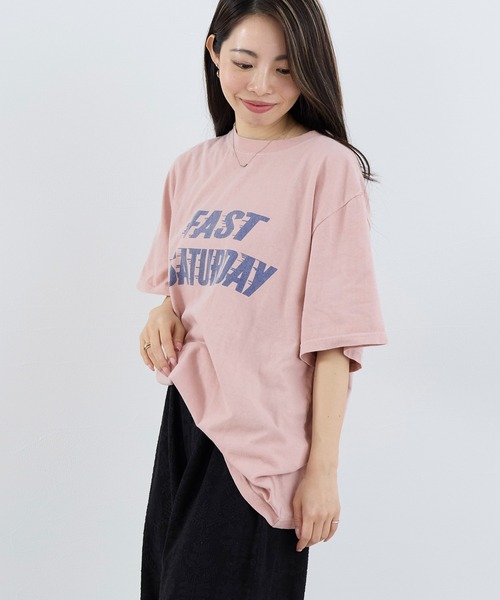 REMI RELIEF（レミレリーフ）の「【REMI RELIEF】別注-"FAST SATURDAY"SP加工ロゴTシャツ（Tシャツ/カットソー・レディース・オートミール/ピンク・FREE）」の2枚目の写真