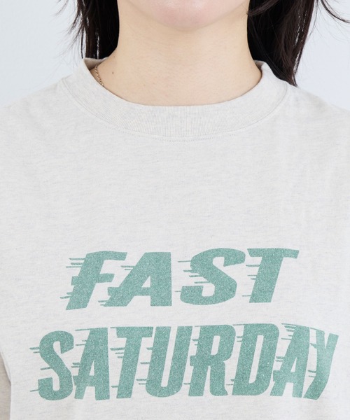 REMI RELIEF（レミレリーフ）の「【REMI RELIEF】別注-"FAST SATURDAY"SP加工ロゴTシャツ（Tシャツ/カットソー・レディース・オートミール/ピンク・FREE）」の4枚目の写真