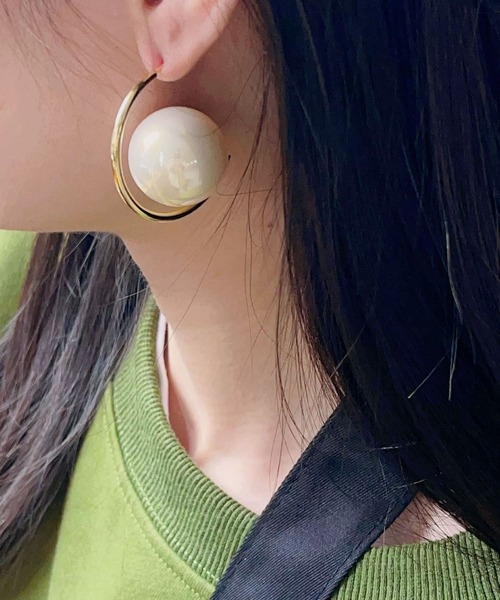LA VORAGINE(ラ ヴォラジネ)の「5 色展開 大粒エコパール フープピアス 個性的 シンプル(ピアス(両耳用)・レディース・ゴールド/C/A/シルバー/B・L/M)」の6枚目の写真