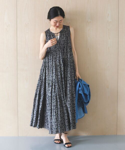 le.coeur blanc（ルクールブラン）の「Fanaka別注フラワー柄ノースリワンピ（ワンピース・レディース・ブラック系その他・38）」の6枚目の写真
