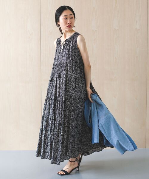 le.coeur blanc（ルクールブラン）の「Fanaka別注フラワー柄ノースリワンピ（ワンピース・レディース・ブラック系その他・38）」の8枚目の写真