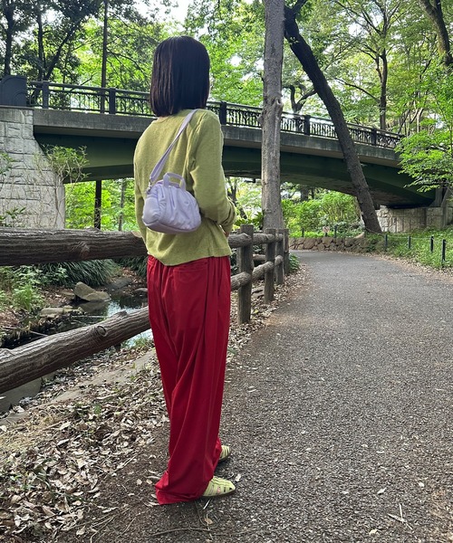 LeSportsac(レスポートサック)の「SHEEN MINI DUFFEL シュガーライラック(ショルダーバッグ・レディース・パープル・FREE)」の5枚目の写真