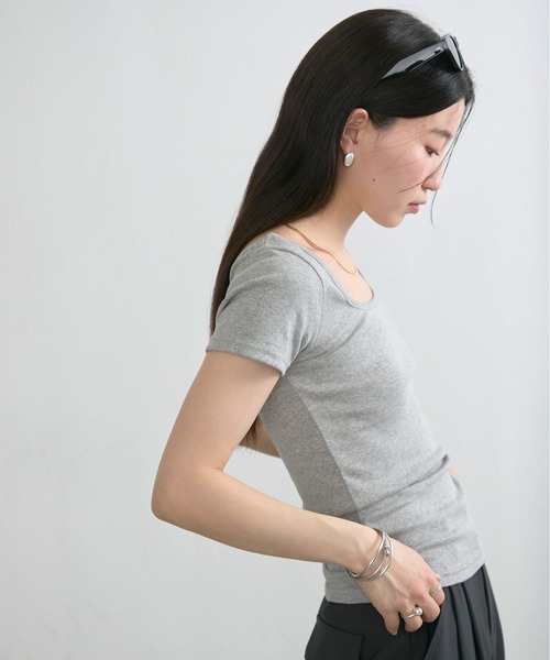 NUJOH(ヌゾ)の「Square Neck Slim Tee / スクエアネックスリムT(Tシャツ/カットソー・レディース・ネイビー/グレー/アイボリー/ブラック・FREE)」の15枚目の写真