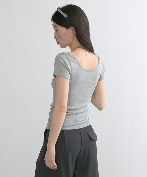 NUJOH(ヌゾ)の「Square Neck Slim Tee / スクエアネックスリムT(Tシャツ/カットソー・レディース・ネイビー/グレー/アイボリー/ブラック・FREE)」の16枚目の写真