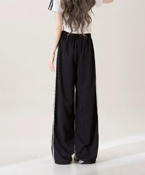 maison de LATIR(メゾンドラティール)の「ラクなのにおしゃれ見えする夏服ナイロンワイドパンツ(その他パンツ・レディース・ホワイト/ブラック・FREE)」の6枚目の写真
