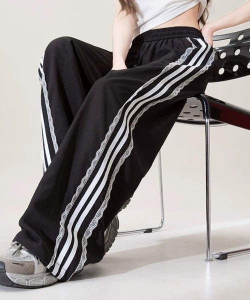 maison de LATIR(メゾンドラティール)の「ラクなのにおしゃれ見えする夏服ナイロンワイドパンツ(その他パンツ・レディース・ホワイト/ブラック・FREE)」の7枚目の写真