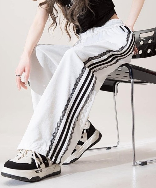 maison de LATIR(メゾンドラティール)の「ラクなのにおしゃれ見えする夏服ナイロンワイドパンツ(その他パンツ・レディース・ホワイト/ブラック・FREE)」の11枚目の写真