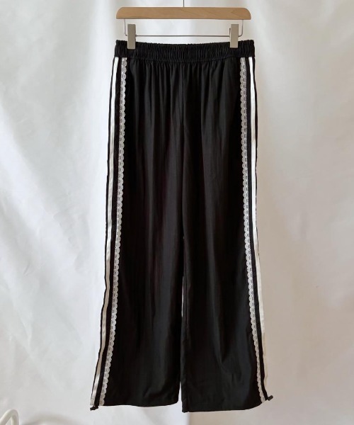 maison de LATIR(メゾンドラティール)の「ラクなのにおしゃれ見えする夏服ナイロンワイドパンツ(その他パンツ・レディース・ホワイト/ブラック・FREE)」の12枚目の写真