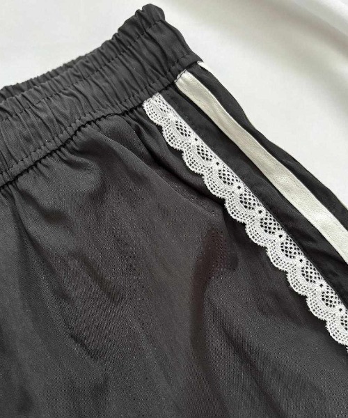maison de LATIR(メゾンドラティール)の「ラクなのにおしゃれ見えする夏服ナイロンワイドパンツ(その他パンツ・レディース・ホワイト/ブラック・FREE)」の15枚目の写真