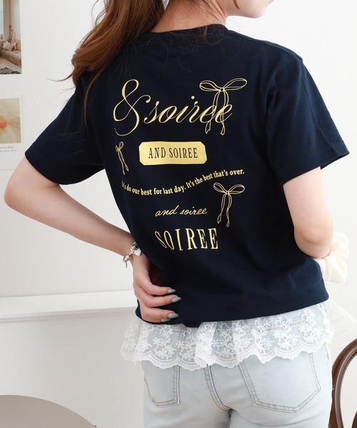&soiree(アンドソワレ)の「&soiree 【シルエット選べる2サイズ】ロゴデザインリボンTシャツ 半袖(Tシャツ/カットソー・レディース・ピンク/ホワイト/ネイビー・F/M)」の2枚目の写真